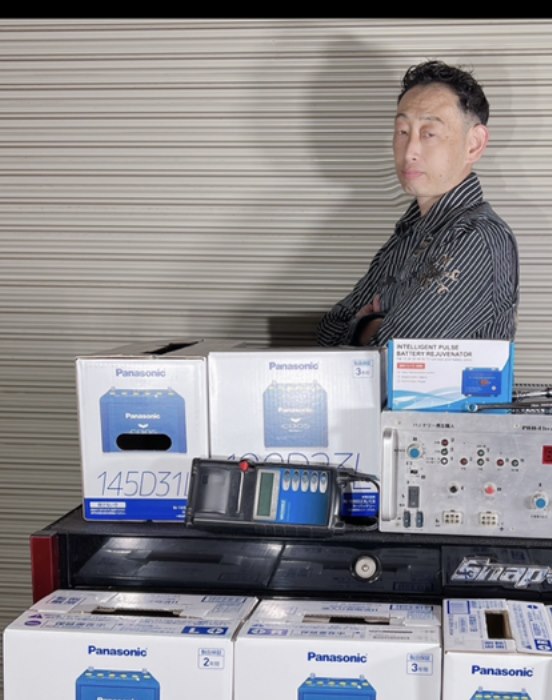 カオスバッテリーとPUMA充電器を並べたH-RAYの作業台