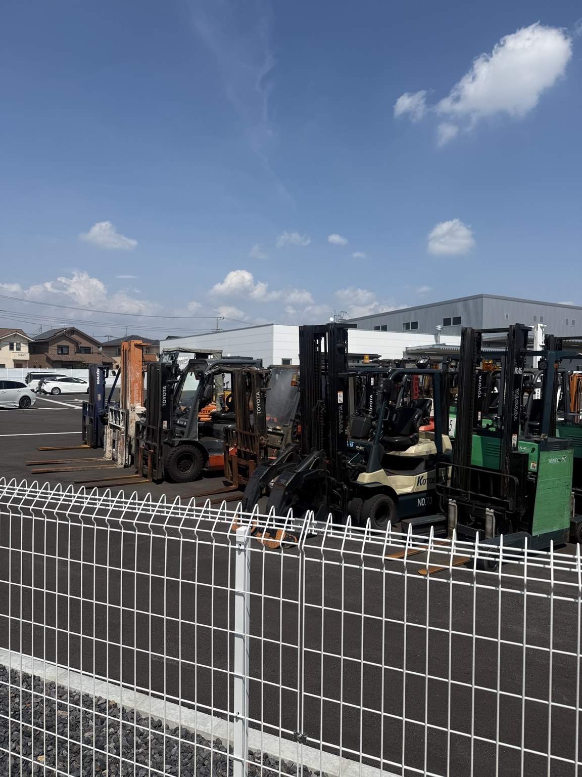 フォークリフトが多数並ぶ産業車両の現場